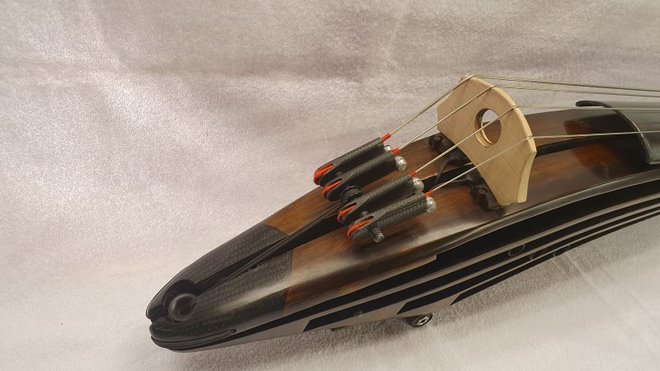 Lingsma electric upright bass - a cable runs from the tailpiece towards another ring that is held between the carbon reinforced tips of the upper layer’s two slats